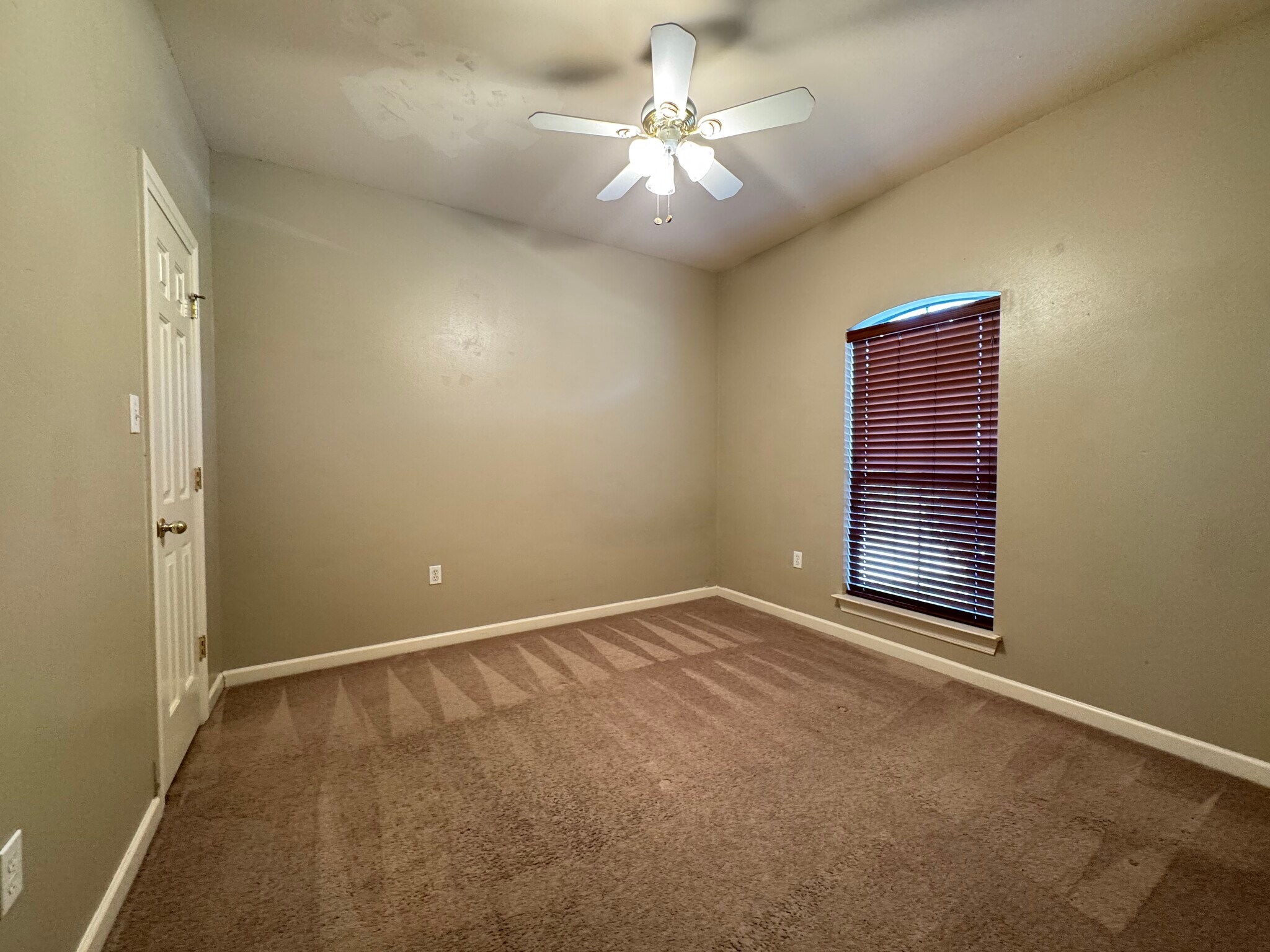 Building Photo - 5578 Arialo Dr