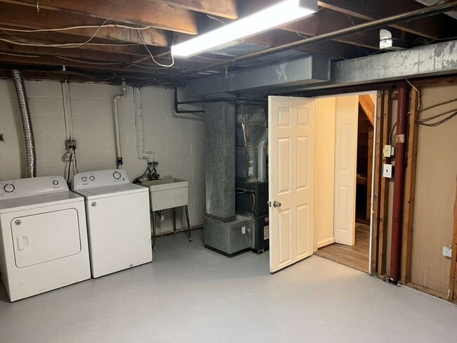 Building Photo - 8202 Tomlinson Ct