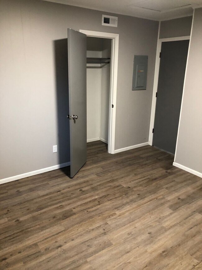 Building Photo - Welcome to Ravenwood Drive!