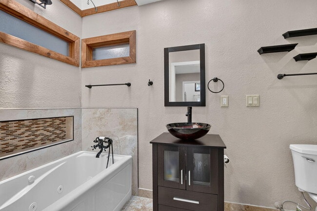 Building Photo - 7813 Kenway Pl W