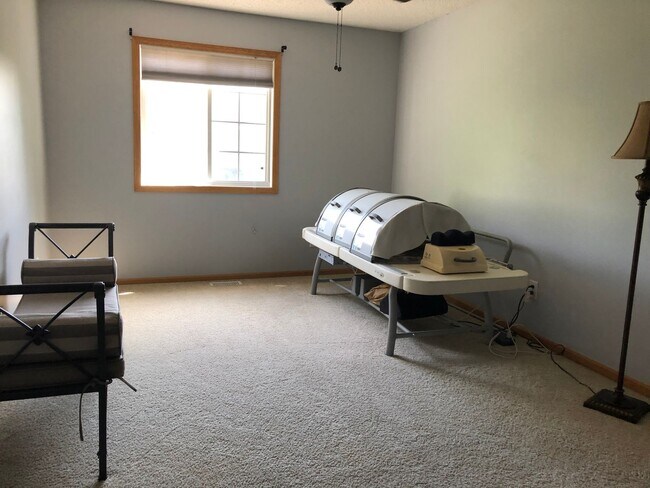 Building Photo - Beautiful end unit townhome in Elk River!