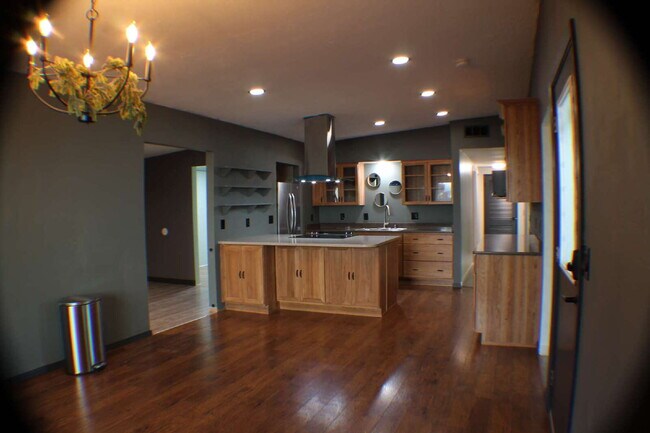 Building Photo - 3B2BA 1700 Sq Ft - Forced Air and Heat - Sunroom in Moscow, ID!  Recent Remodel
