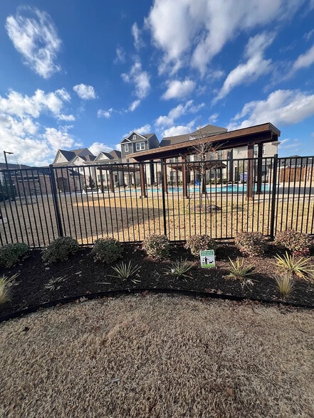 Building Photo - Room in House on Jones Dr