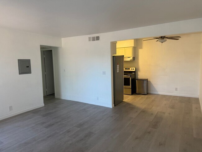 Building Photo - 605 S Royal Crest Cir