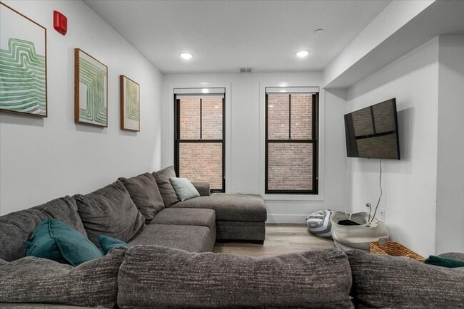 Building Photo - 173 Magnolia St