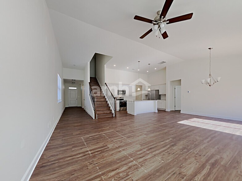 Building Photo - 5250 Valley Dr