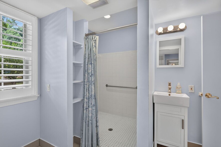 Full bath on main level - 6905 Stonewood Ct