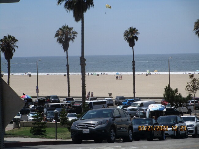 Muscle Beach - 1352 Ocean Park Blvd