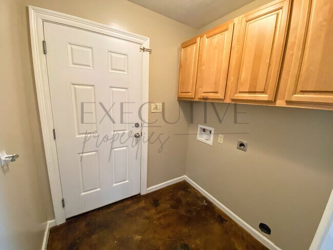 Building Photo - 3BR/2BA Home with Attached Garage & Fenced Backyard in an Established Lake Charles Neighborhood