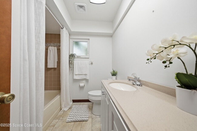 Building Photo - 2108 Rosewood Dr