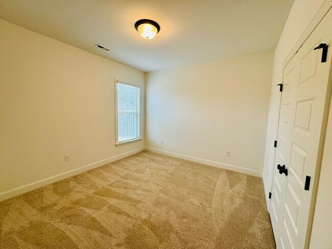 Building Photo - FENCED yard-great location at the base of Keel Mountain