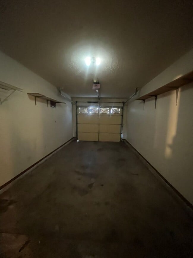 Building Photo - Townhouse with Garage!