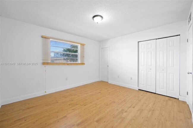 Building Photo - 415 NE 2nd St