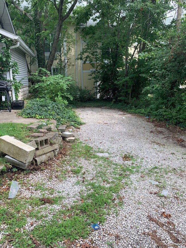 Building Photo - 5 bedroom Available!!  ***AUG 2027*** 5 bed, 3 bath Near Kirkwood!