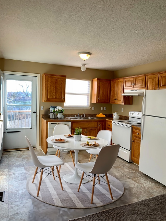 Building Photo - 814 NE Westwind Ln