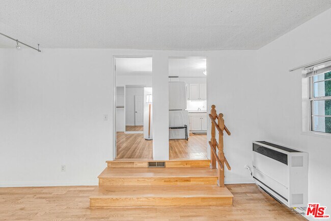 Building Photo - 1352 Ocean Park Blvd