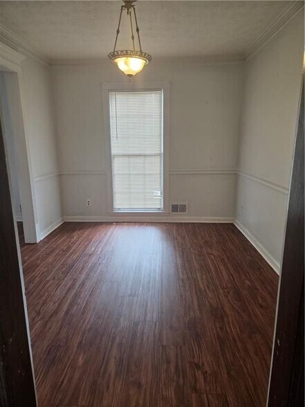 Building Photo - 2206 Country Club Dr SE