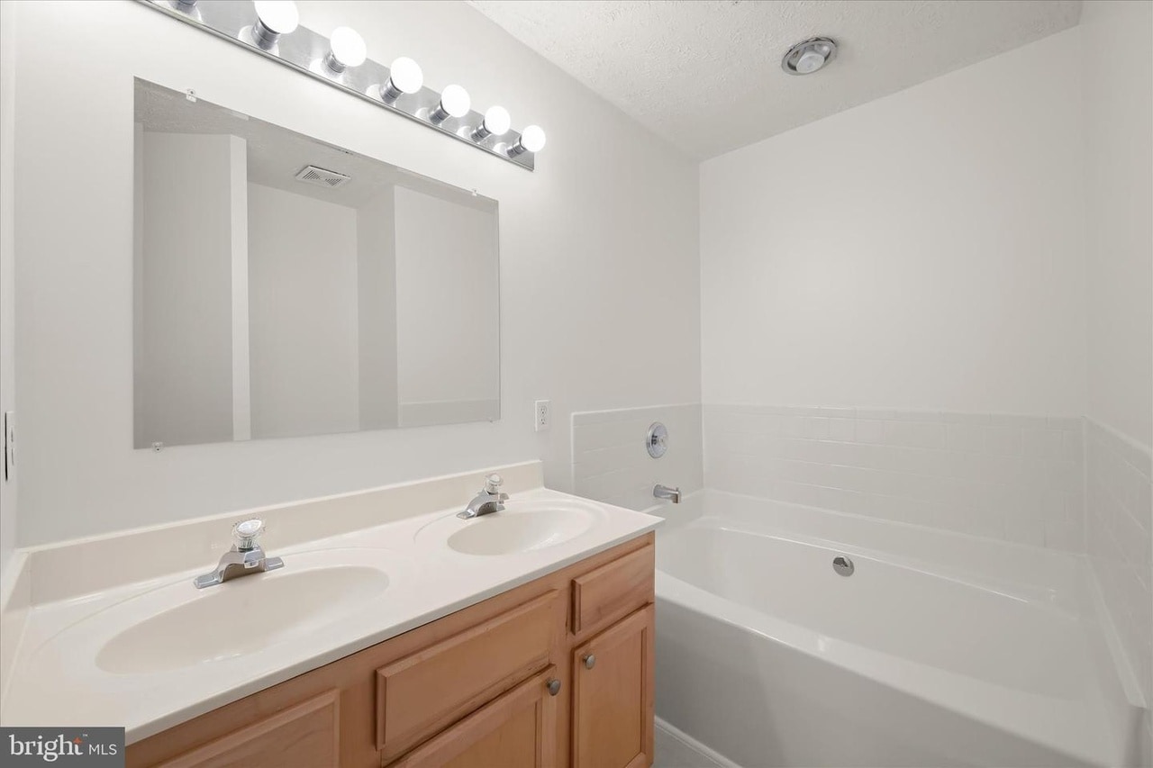 Building Photo - 8834 Goose Landing Cir