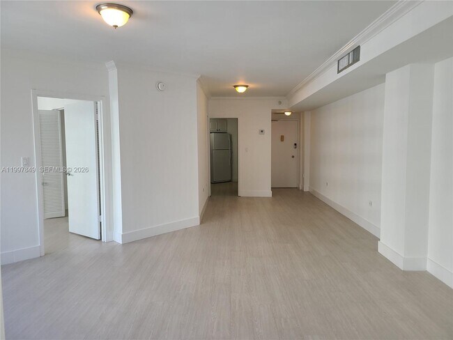 Building Photo - 999 Brickell Bay Dr