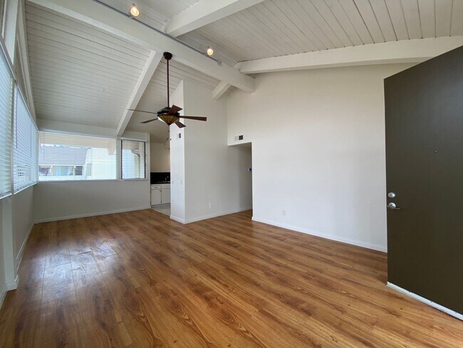 Building Photo - Lovely 2 Bedroom, 2 Bathroom Condo!