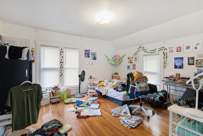 Building Photo - 716 e kingsley-