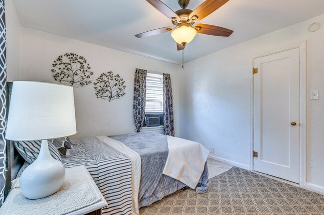 Building Photo - 1923 Lake Ave