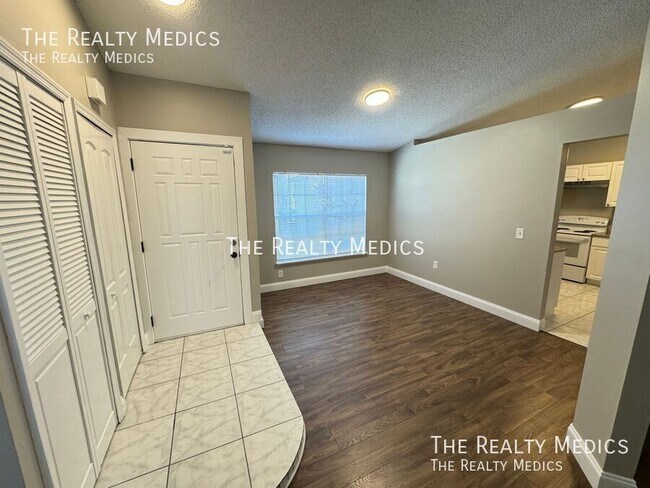 Building Photo - 313 Azincourt Ln
