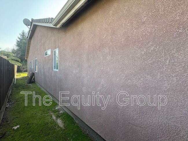 Building Photo - 4911 W Elkhorn Ave