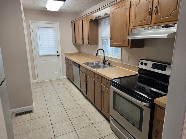 Building Photo - 7875 Saundersville Rd