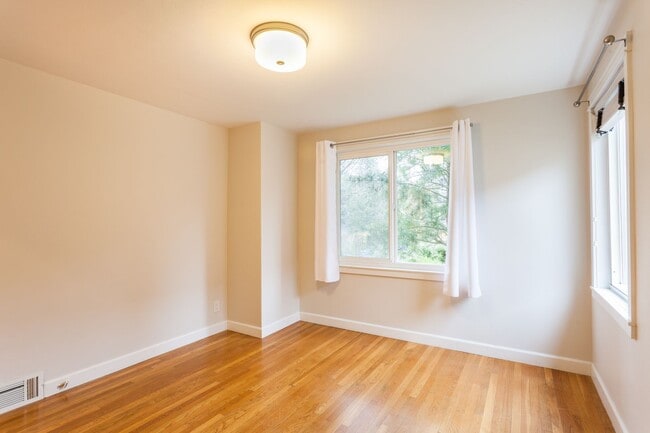 Building Photo - Beautiful 4 Bedroom Home in Queen Anne!