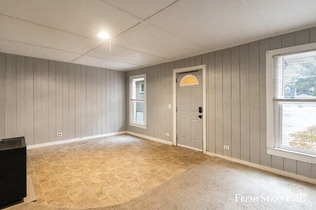 Building Photo - Comfortable Ground-Floor Living with Moder...