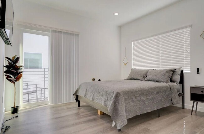 Building Photo - 1875 W 20th St