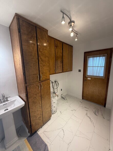 Building Photo - 1618 W Locust St