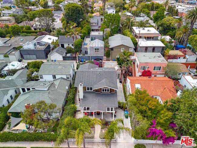 Building Photo - 933 Venezia Ave