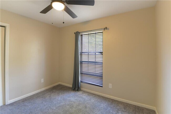 Building Photo - 736 Regina Ct NW