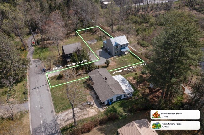 Building Photo - In Town Near The Bike Path