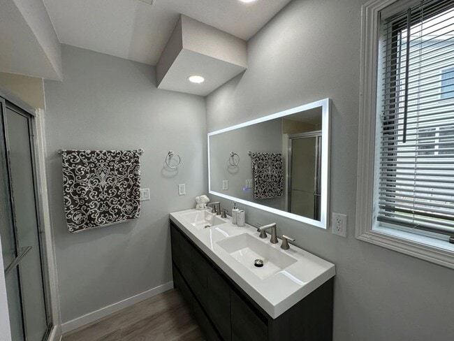 Building Photo - Lower Level Bedroom w/ Private Bathroom Fo...