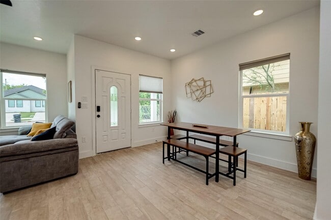 Building Photo - 5122 Southwind St