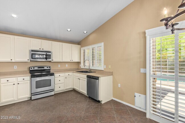 Building Photo - 295 W Goldfinch Way