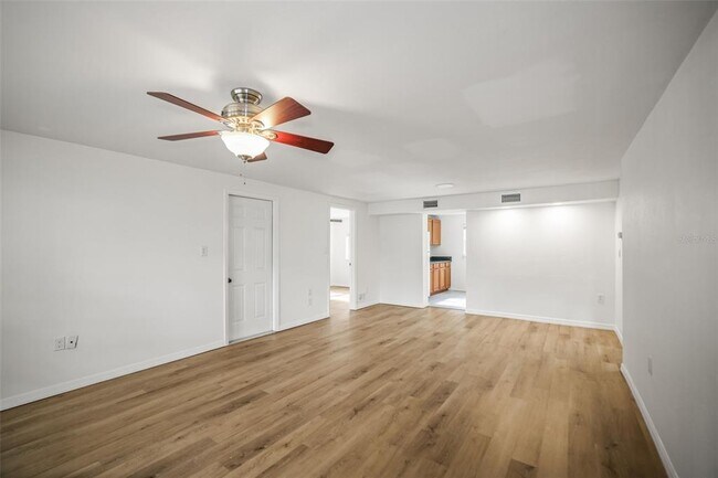 Building Photo - 2955 Bay View Dr