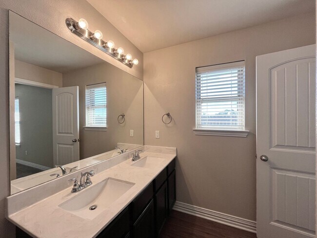 Building Photo - 319 Princess Place