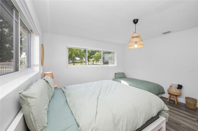 Building Photo - 1331 NE 160th St