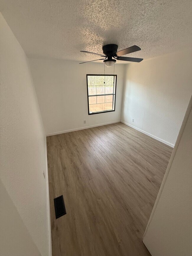 Building Photo - Gated area 3/2 Granbury