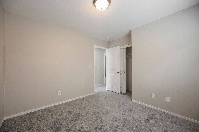 Building Photo - 3 Bedroom, 2.5 Bath Two Story Home in Sout...