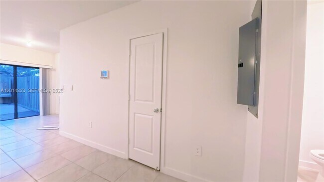 Building Photo - 1232 NE 5th Ct