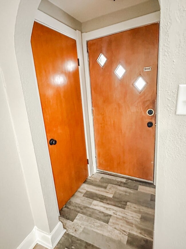 Building Photo - 2 Bedroom home for rent on east side of Toledo! Updated, clean, and very nice!