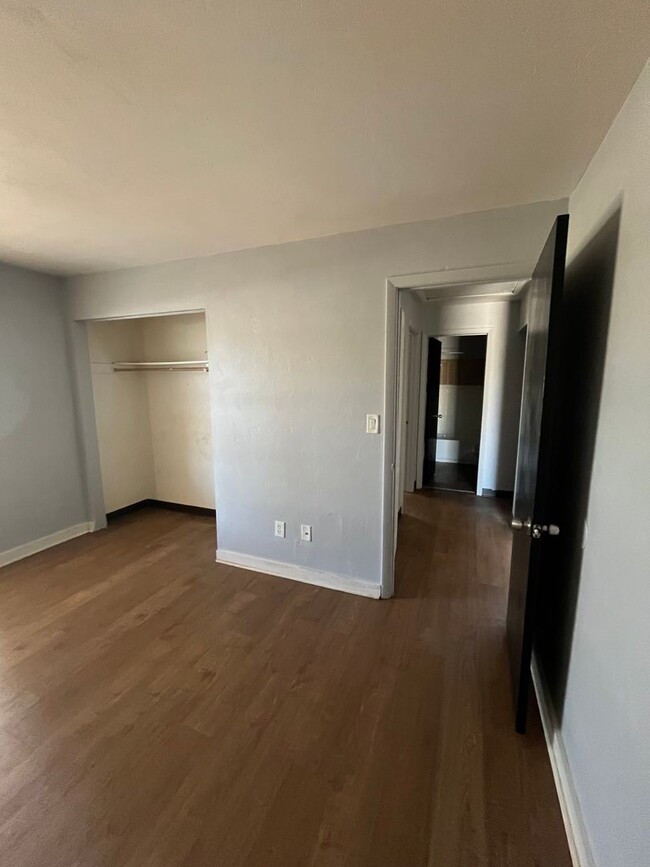 Building Photo - Spacious 2-bedroom 1 bathroom Move in ready!