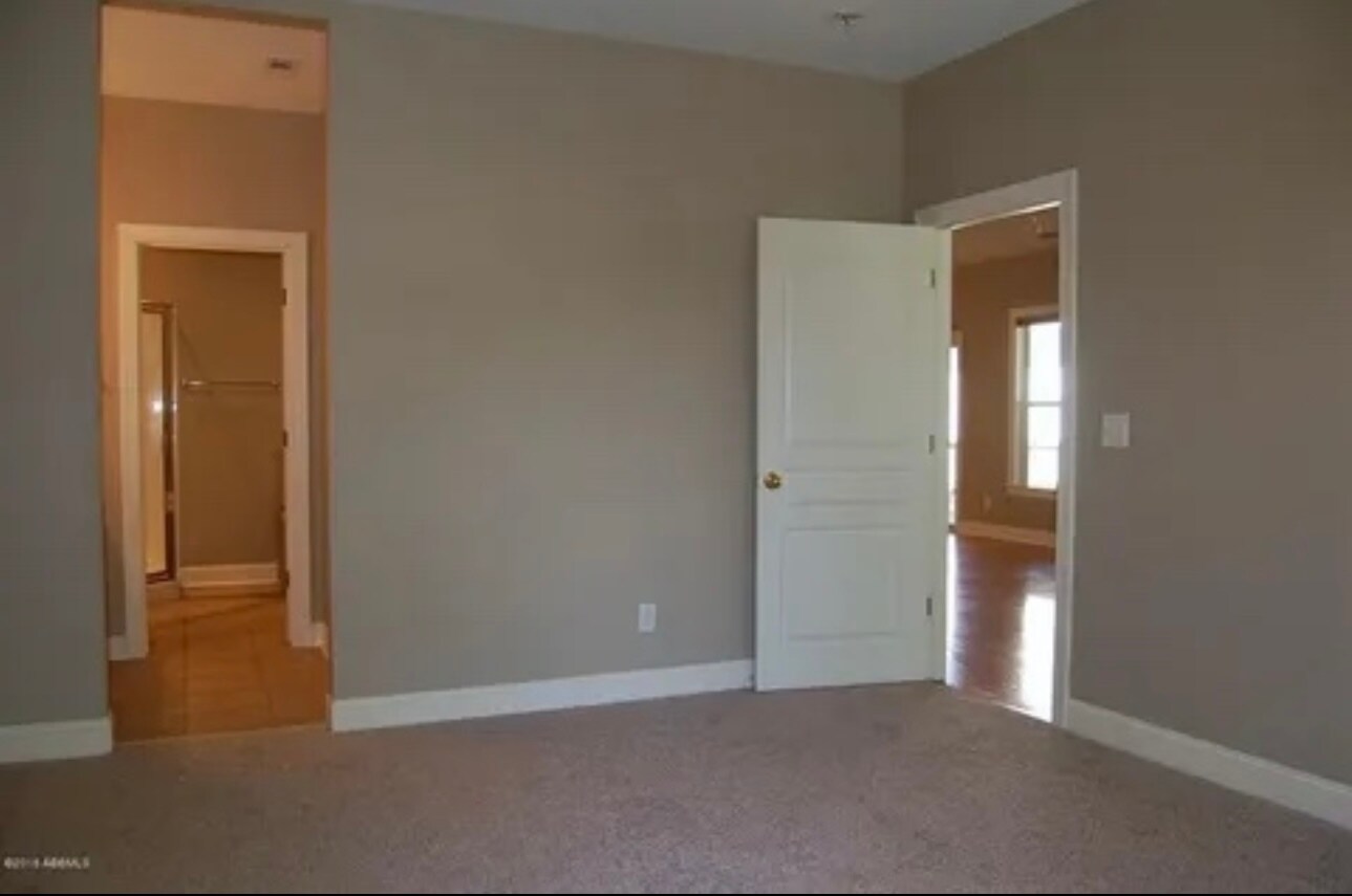 Building Photo - 8 Lagaree Ct