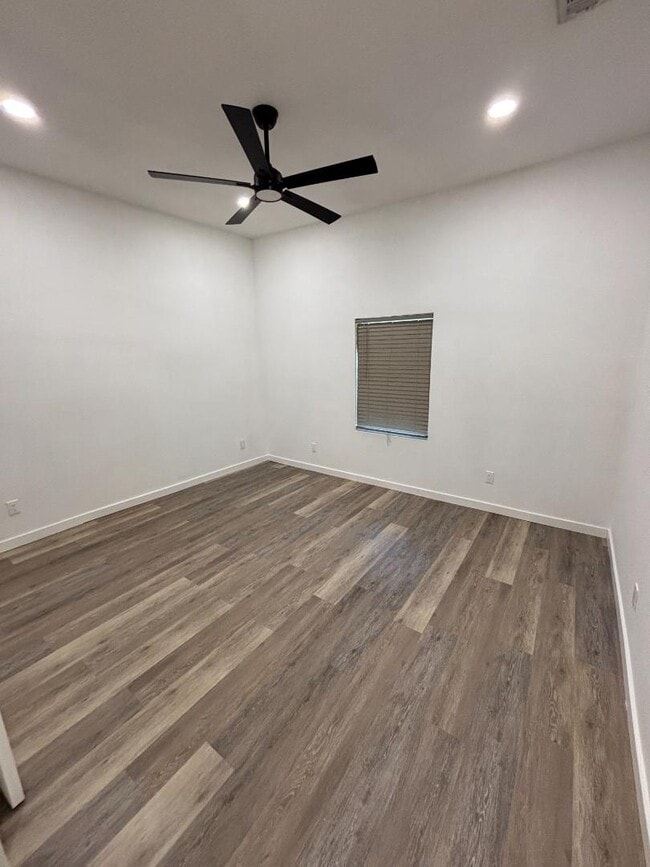 Building Photo - 309 N Allis St