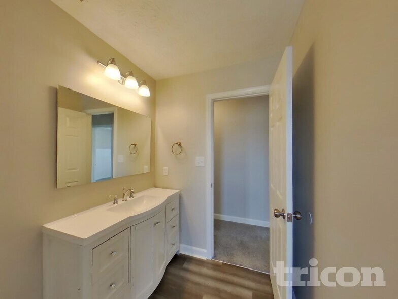 Building Photo - 8112 Cole Wood Blvd